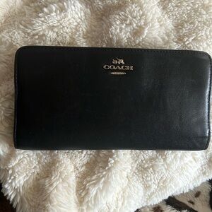 Coach continental bi-fold style leather wallet Black.